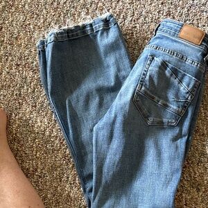 BKE Women’s Light Blue Cropped Jeans with Frayed Hem